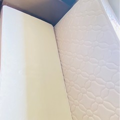 シングルベッドフレームとマットレスの画像