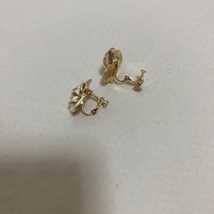 5000円イヤリング　花　キラキラ　大ぶり　ゴールド　ホワイト　白　ねじバネ　ねじの画像