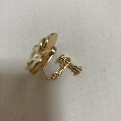 5000円イヤリング　花　キラキラ　大ぶり　ゴールド　ホワイト　白　ねじバネ　ねじの画像