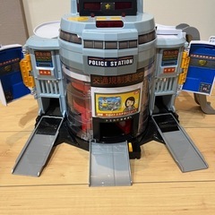 【取引中】トミカ　ぐるっと変形DXポリスステーションの画像