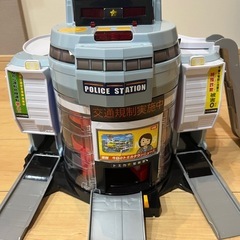 【取引中】トミカ　ぐるっと変形DXポリスステーション