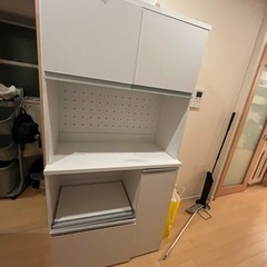 キッチンボード、食器棚の画像