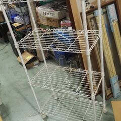 白い棚、キャスター付き、６０x３０x１２３、キッチンなどにもの画像