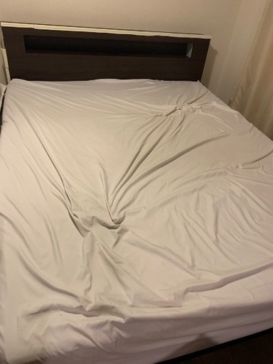 クイーンベッドフレーム　すのこベッド　収納付　宮付　照明付