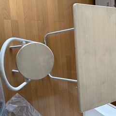 ダイニングテーブル、椅子１脚　70*55*100
