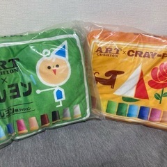 サクラクレパス柄クッション