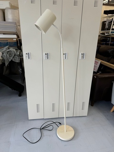 【値下げしましたニトリ　フロアランプスプラウト10192c－wh　No1949