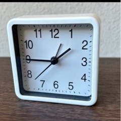 手のひらサイズ 未使用の目覚まし機能付き置き時計の画像