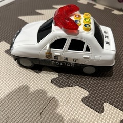 音がなるパトカー玩具