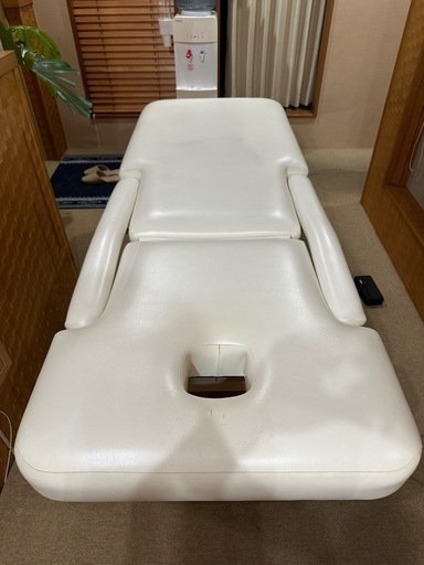 タカラベルモント　エステマッサージ電動ベッド