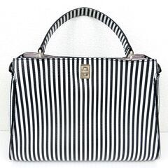 ◆美品◆ GUESS ストライプ柄エコレザーハンドバッグ ホワイト/ブラック ◆A4サイズ収納可能 ◆ターンロック開閉 定価16,390円の画像