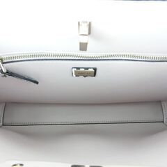 ◆美品◆ GUESS ストライプ柄エコレザーハンドバッグ ホワイト/ブラック ◆A4サイズ収納可能 ◆ターンロック開閉 定価16,390円の画像