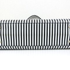 ◆美品◆ GUESS ストライプ柄エコレザーハンドバッグ ホワイト/ブラック ◆A4サイズ収納可能 ◆ターンロック開閉 定価16,390円の画像