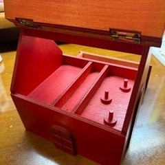 家の形した裁縫道具入れの画像