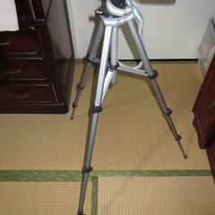 カメラ、ビデオ用三脚　高さ約1100mm　４段伸縮式　肩掛け用ベルト付きの画像