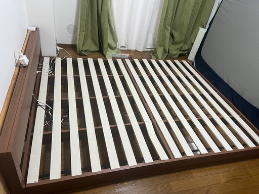 クイーンサイズ　ベッドフレームのみ