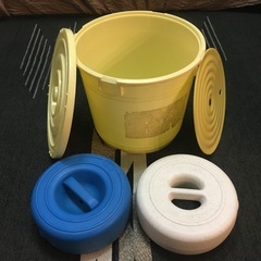 漬物用重石とプラスティック樽