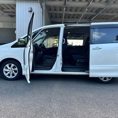ガソリン代 節約☆S-HYBRID入りました‼️25年式☆月々1.3万円〜分割払い可❗️車検2年付き！大人気☆ニッサン セレナ☆8人乗り☆HDDナビ☆走行中DVD見れます☆ETC☆バックカメラ☆ドラレコ付きのフル装備☆両側電動スライドドア☆ウィンカーミラー☆フル装備☆事故修復歴無し☆車内広々三列シート‼️の画像