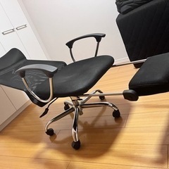 チェア、フットレストでリクライニング可能の画像