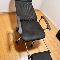 チェア、フットレストでリクライニング可能の画像