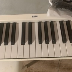KORG白の電子ピアノ　椅子付き！の画像