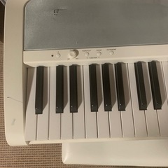 KORG白の電子ピアノ　椅子付き！の画像