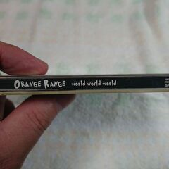 □　world world world 　ORANGE RANGE 　ジャケット写真の何層にも積み上げられたハンバーガーのようにさまざまな味わいの曲を並べた。ポッキーのＣＭ曲の「おしゃれ番長」やNHKドラマ『ふたつのスピカ』の主題歌の「瞳の先に」、韓国映画『グッド・バッド・ウィアード』のエンディング曲などバラエティに富んだ内容。の画像
