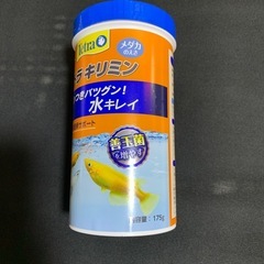 赤玉土とメダカの餌と産卵床の画像