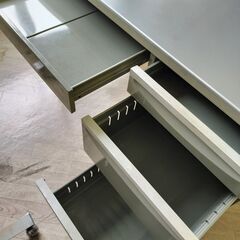 事務机　引き出し付き　鍵付きの画像