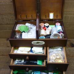 中古 USED おばあちゃんの裁縫箱 W幅33cm×H高32.5cm×D奥21.0㎝ 中の針や糸はそのままに ２か所壊れていますが、工夫次第でまだまだ使えますの画像