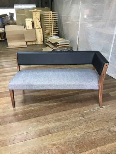 モダンなデザインのソファー　2P 2人掛け　おそらく国産　張替え済み