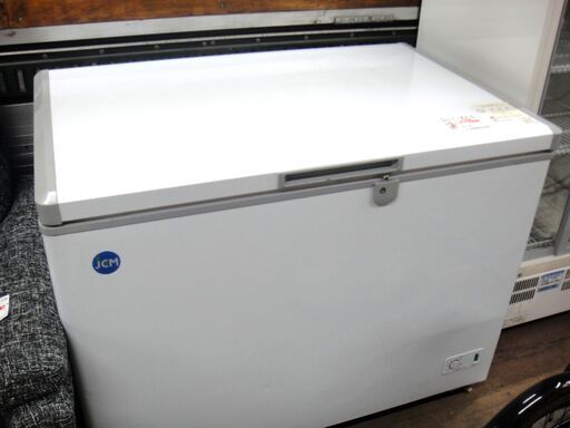 143/608 JCM 302L 業務用冷凍ストッカー JCMC-310 2018年製 －20℃以下でしっかり冷凍保管 移動に便利な4輪キャスター付