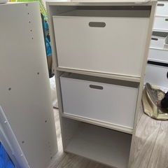 ニトリの収納棚（写真左×4）、タイヤ付きマルチケース（写真右×1）の画像