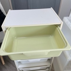 ニトリの収納棚（写真左×4）、タイヤ付きマルチケース（写真右×1）の画像