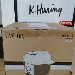 LIVCETRA 電気圧力鍋 LPC-T1201W 　ホワイト　コイズミlpc t1201　ホワイト　コイズミ電気圧力鍋開封はしましたが未使用になります。今年４月に購入して使わず保管していました。炊飯器としても使え料理のバリエーションも増えます。付属品は購入時の時のものが全て付属します。よろしくお願いいたします。の画像