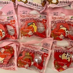 リラックマのペットボトルカバーとボトルオープナー&キティちゃんミニ本の画像