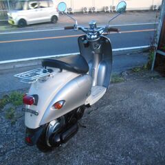 YAMAHA 2st VINOビーノ シルバー セル始動　メーターオーバーし速く好調 　プラグ　フィルターシート他等 お金かけ多数交換 納車整備点検済み 登録後すぐ乗り出せます。直接引き渡し　配送手配も可　SA10J　５AU　４JP　原付の画像