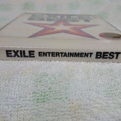 □　EXILE ENTERTAINMENT BEST EXILE　　「BEST ALBUM３枚リリース」の第２弾。第１章楽曲のパワーアップしたNew TrackをバックにATSUSHI & TAKAHIROで録りなおしたEXILEならではのハイクオリティなDance Tuneが満載！！ の画像