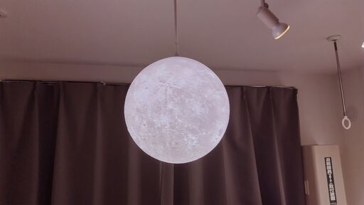 月みたいなペンダントライト