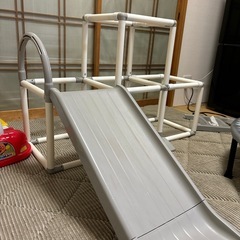 お話中、子ども用すべり台、ジャングルジム