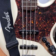中古品　Fenderジャズベース　ストラップ、ケース、ミニアンプ付きの画像