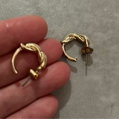 値下不可 新品 1980円 アーバンリサーチ　ツイスト フープピアス ゴールド チタンポストの画像