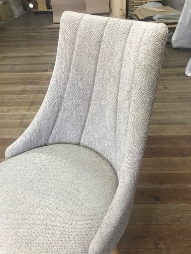 かわいいデザインの回転チェア　椅子　いす　ファブリック　オーク無垢材　シンプル