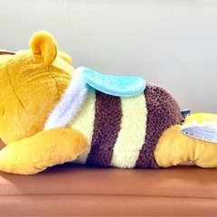 くまのプーさん　寝そべり　スーパーラージぬいぐるみ　ミツバチ　新品・タグ付きの画像