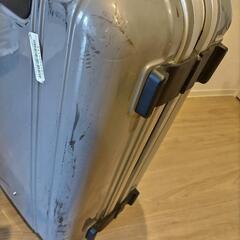 【処分します】Mサイズ　スーツケースの画像