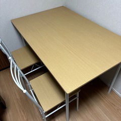 テーブルと椅子2つ
