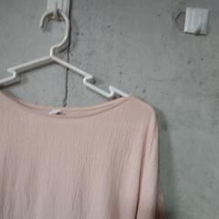 少し、スモ゙ーキーめの、ぴんくです。7分袖で、裾は、シャーリングに、なってて、ガーリーな、お品です。美品です。の画像