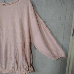 少し、スモ゙ーキーめの、ぴんくです。7分袖で、裾は、シャーリングに、なってて、ガーリーな、お品です。美品です。の画像
