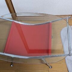 赤がポイントのガラステーブルです！の画像