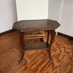 鎌倉彫のサイドテーブル　お値下げしましたの画像